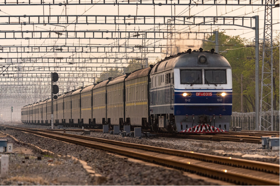 东风11型柴油机车,图片来源:wikipedia