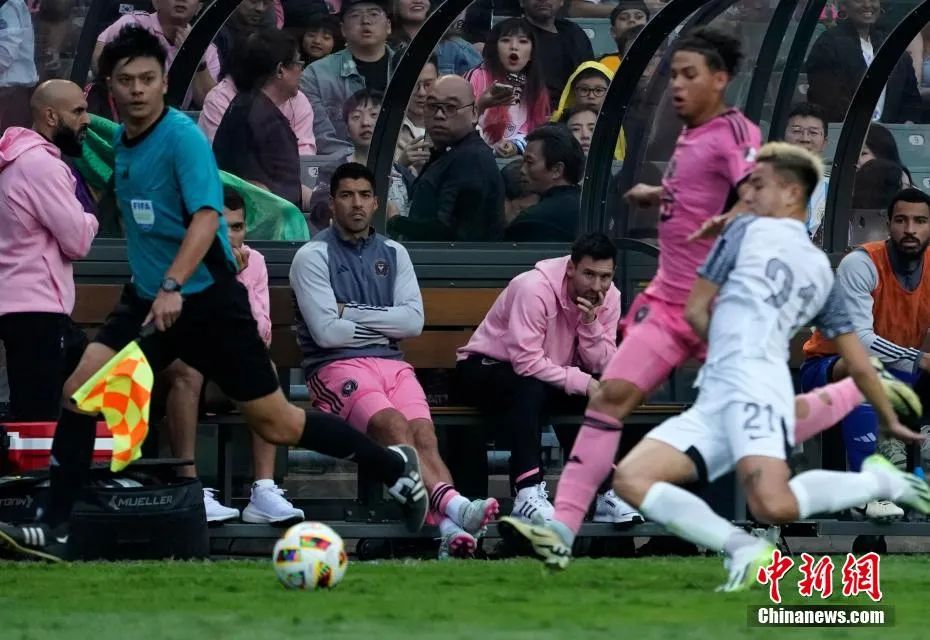 资料图:香港表演赛梅西坐在替补席.侯宇 摄