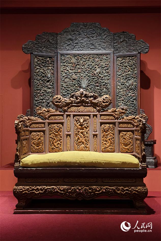 金漆雕龙纹有束腰带托泥七屏式宝座.人民网记者 韦衍行摄