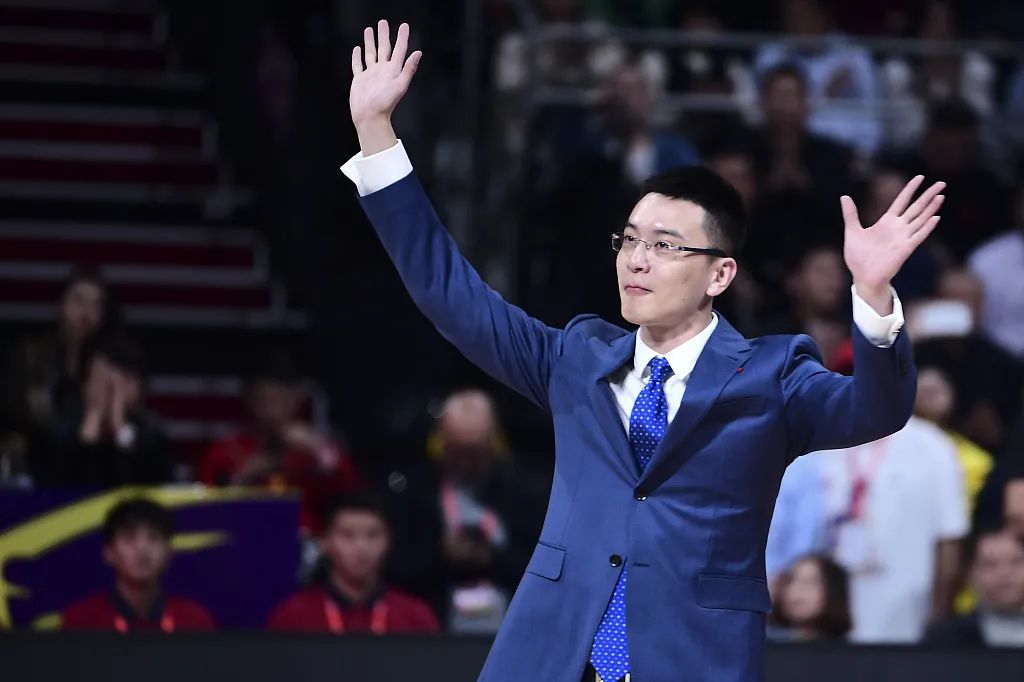 中国篮球教练杨鸣图片