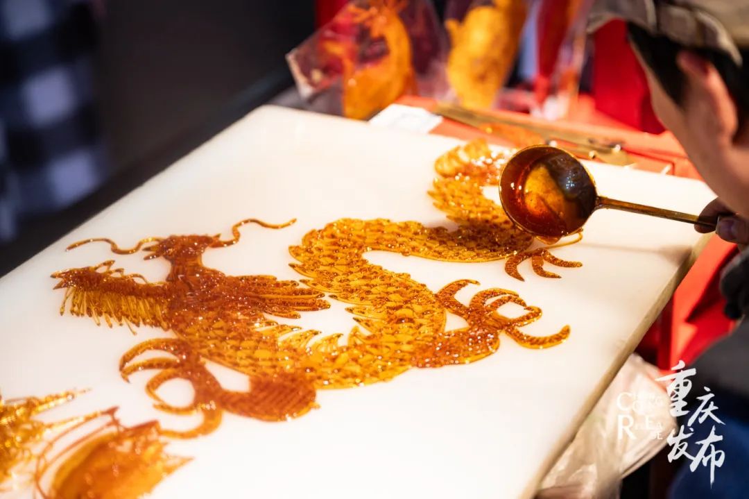 龙型糖画,栩栩如生.邹乐&nbsp;摄