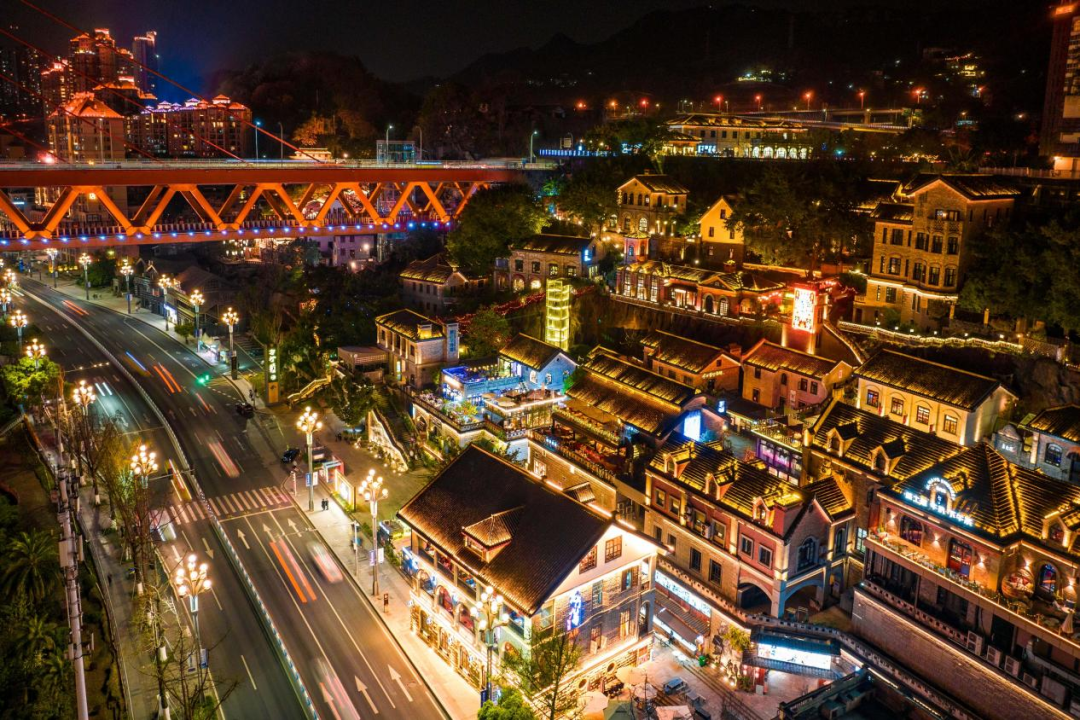 龙门浩老街迷人的夜景.郭旭 摄