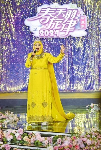 72越南歌手杜氏清花(左)与中国歌手袁泉合唱《真情共飞越》.