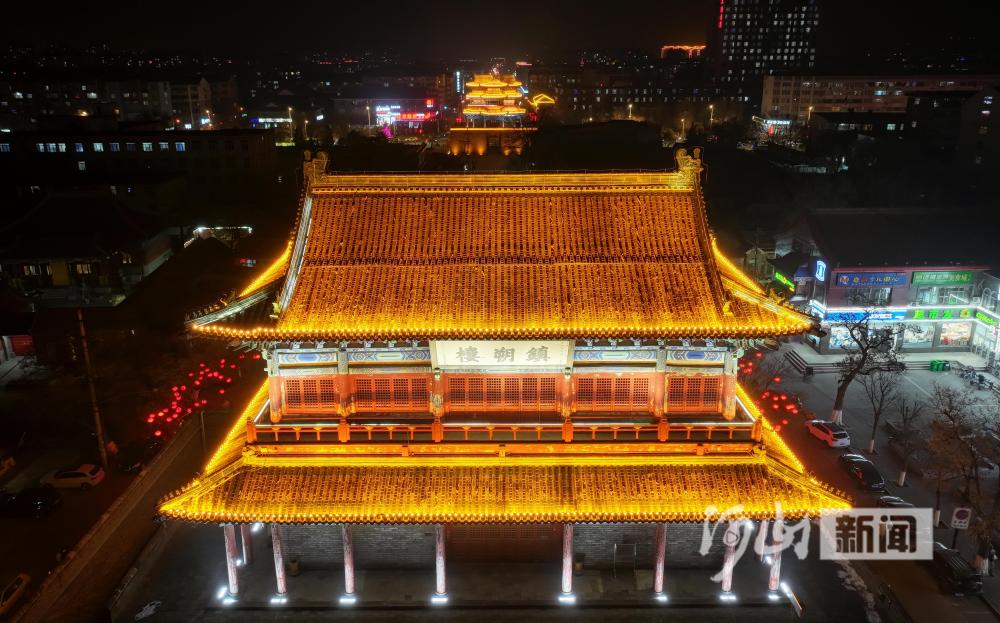 图为张家口市宣化古城大新门夜色.