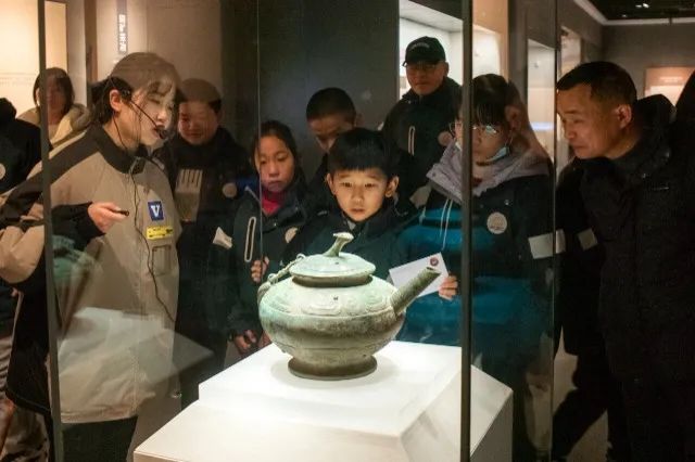 学生在参观游览 肖本祥 摄南京博物院除夕,初一闭馆,初二至初八开放据