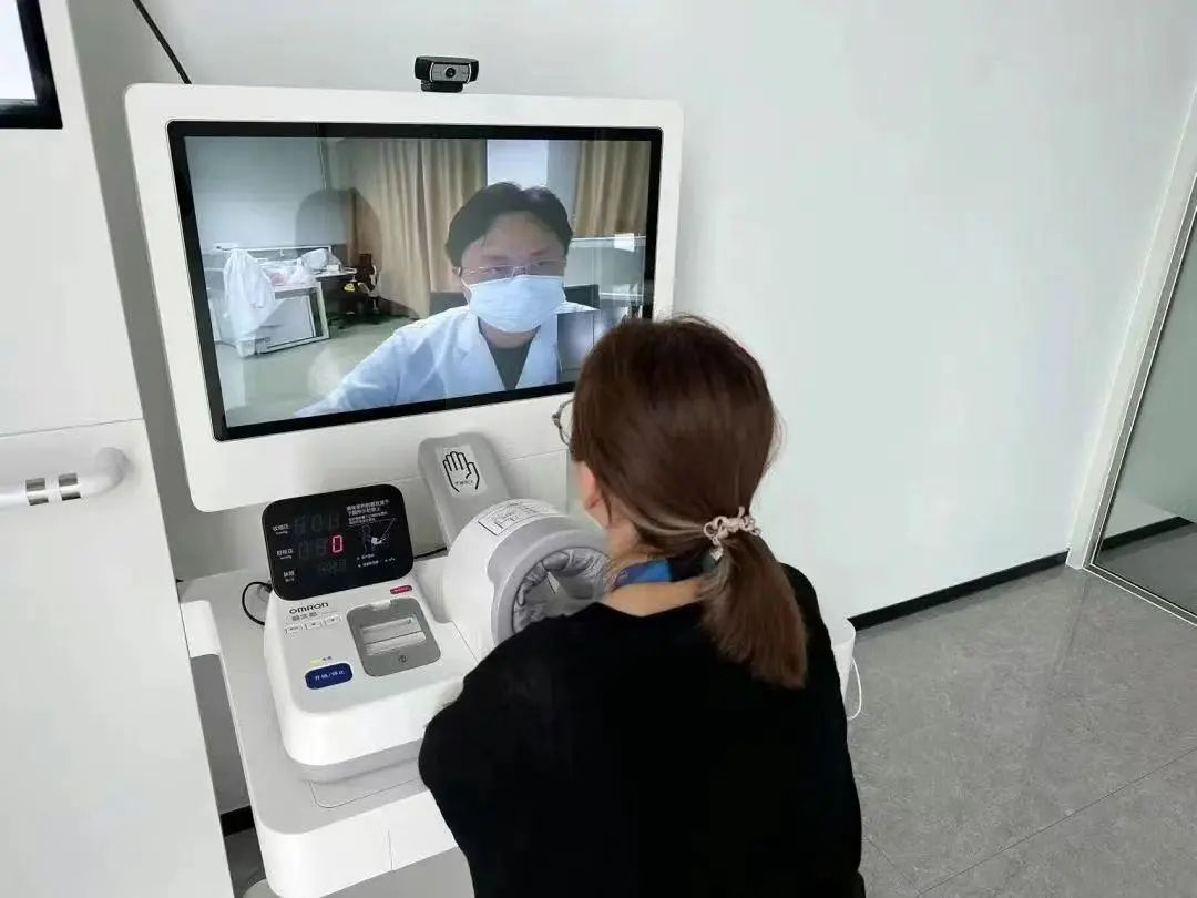 甬矽电子员工正在远程问诊