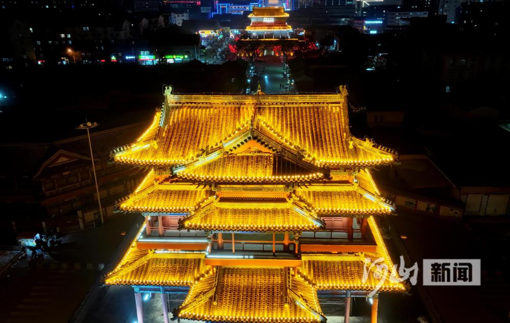 图为张家口市宣化古城大新门夜色.