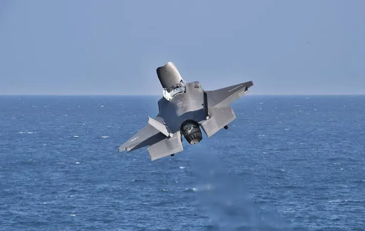 在两栖攻击舰上起飞的f-35b垂直起降战斗机.