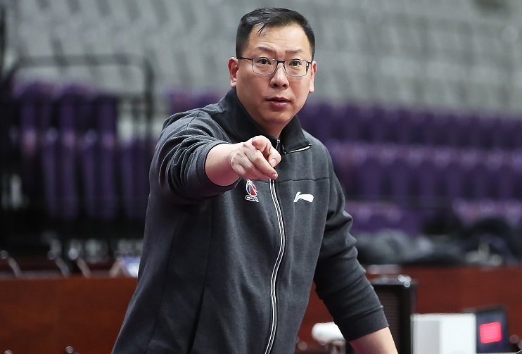 我俱乐部已经与前主教练杨鸣及助理教练吴乃群签订了工作合同,聘请