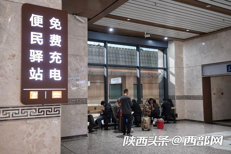 西安站,西安北站候车室内共加装8处448个usb及双c充电接口,供旅客免费