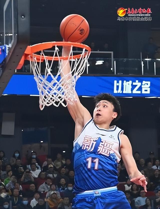 1月22日,在乌鲁木齐奥体中心篮球馆,新疆队球员阿不都沙拉木在前场