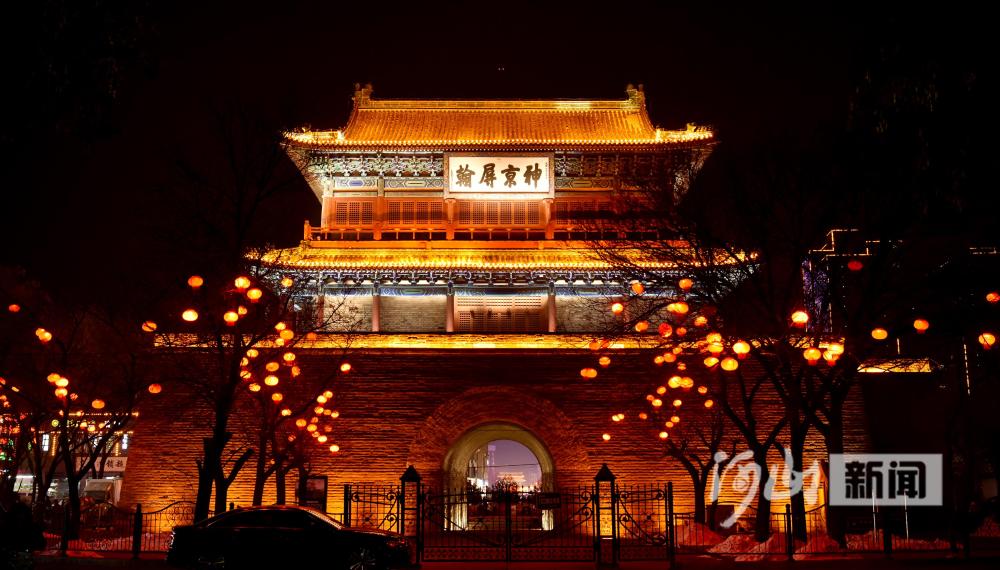 图为张家口市宣化古城大新门夜色.