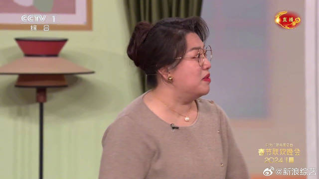 @章若楠 @演员任梓慧 @张弛zhangc 带来小品《那能一样吗》_新浪新闻