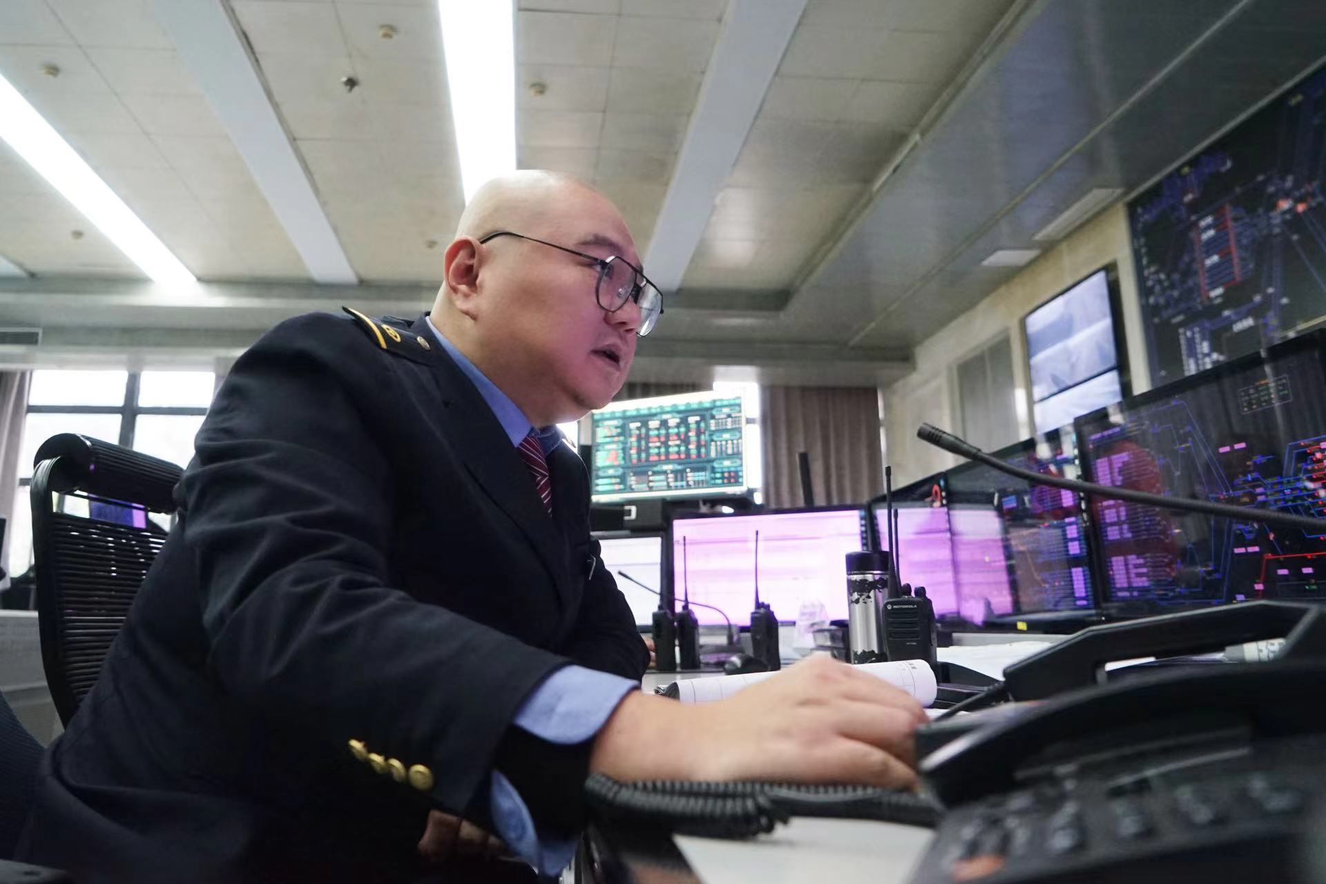 兴隆场车站调度车间总值班员李景华. 徐焱 摄