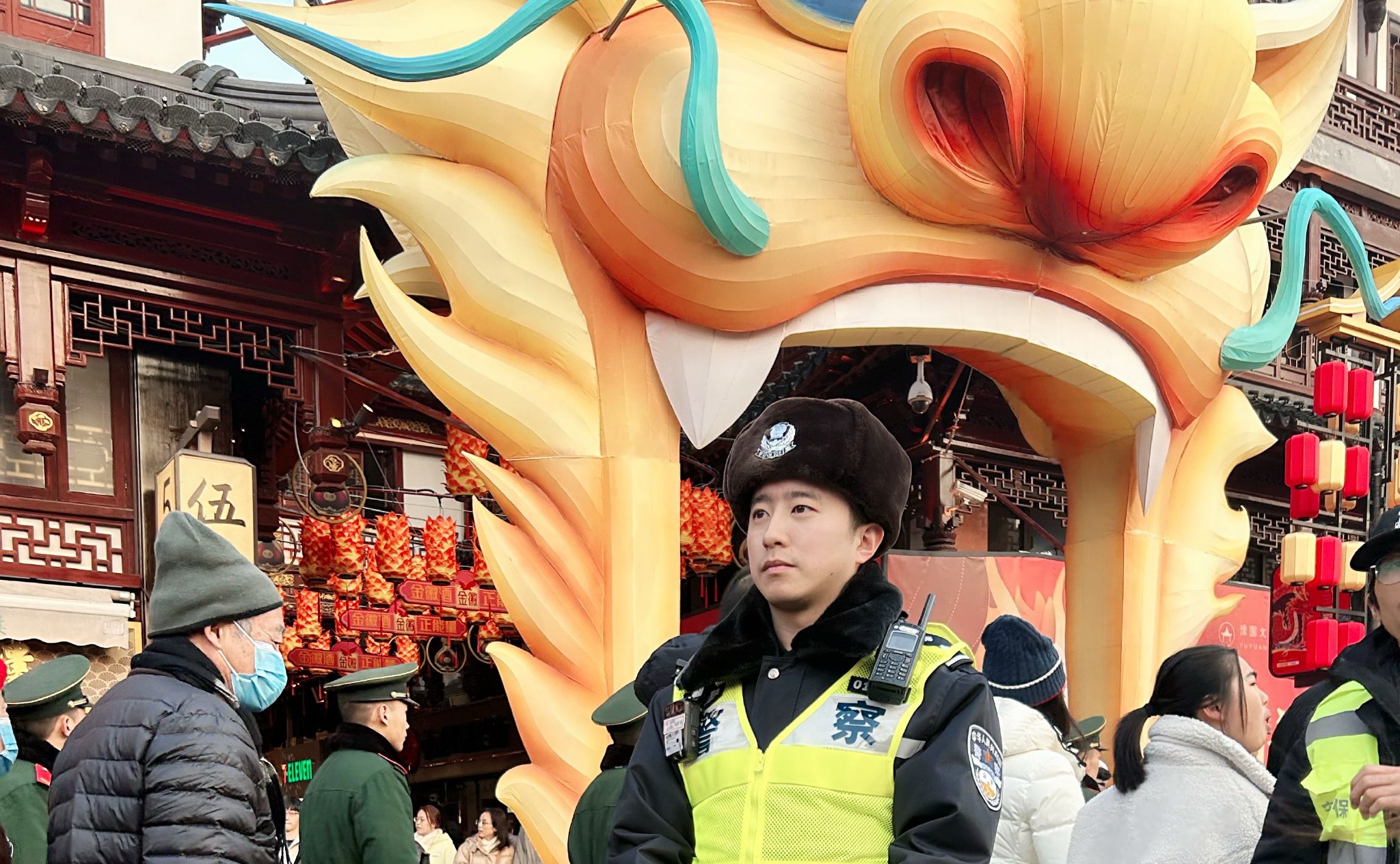 胡雪岩在豫园支援大客流安保工作.受访者 供图