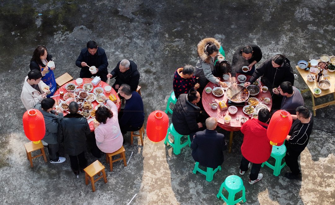 过年回家吃上年夜饭啦
