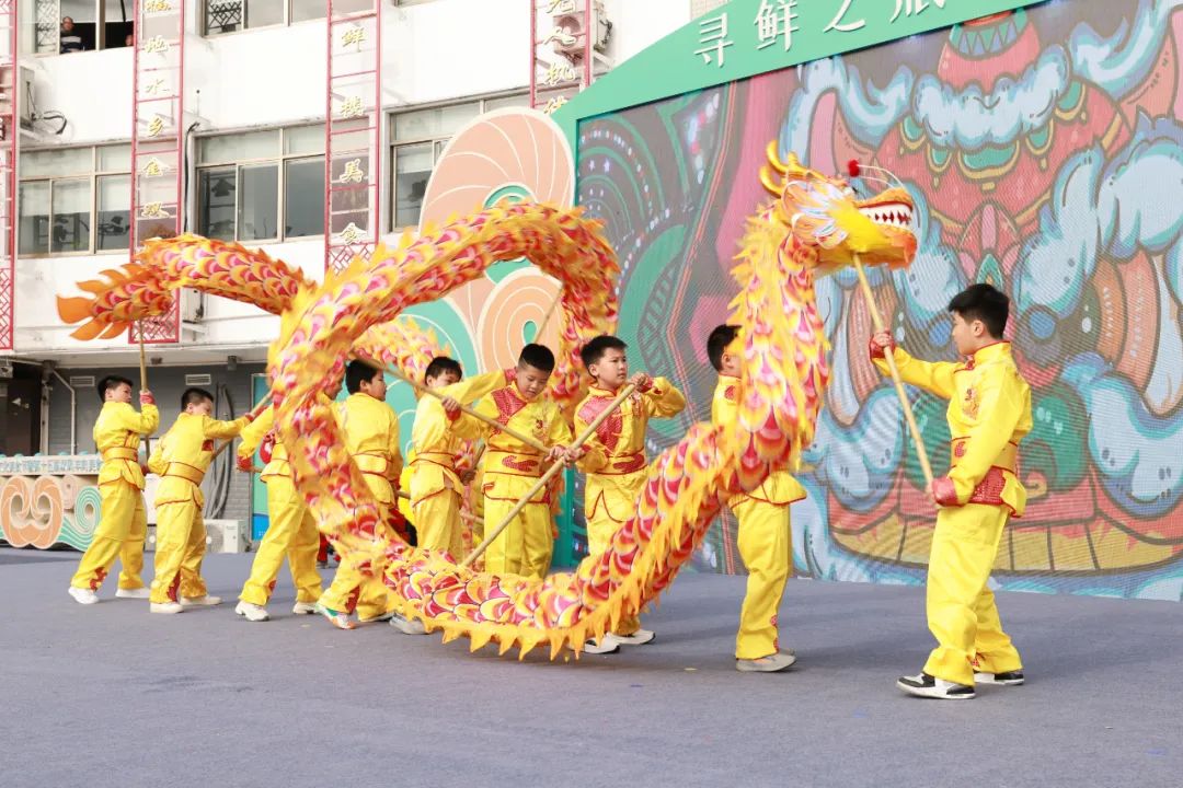 龙狮舞非遗传承人黄永胜带着他的龙狮队在此次活动中进行了现场表演