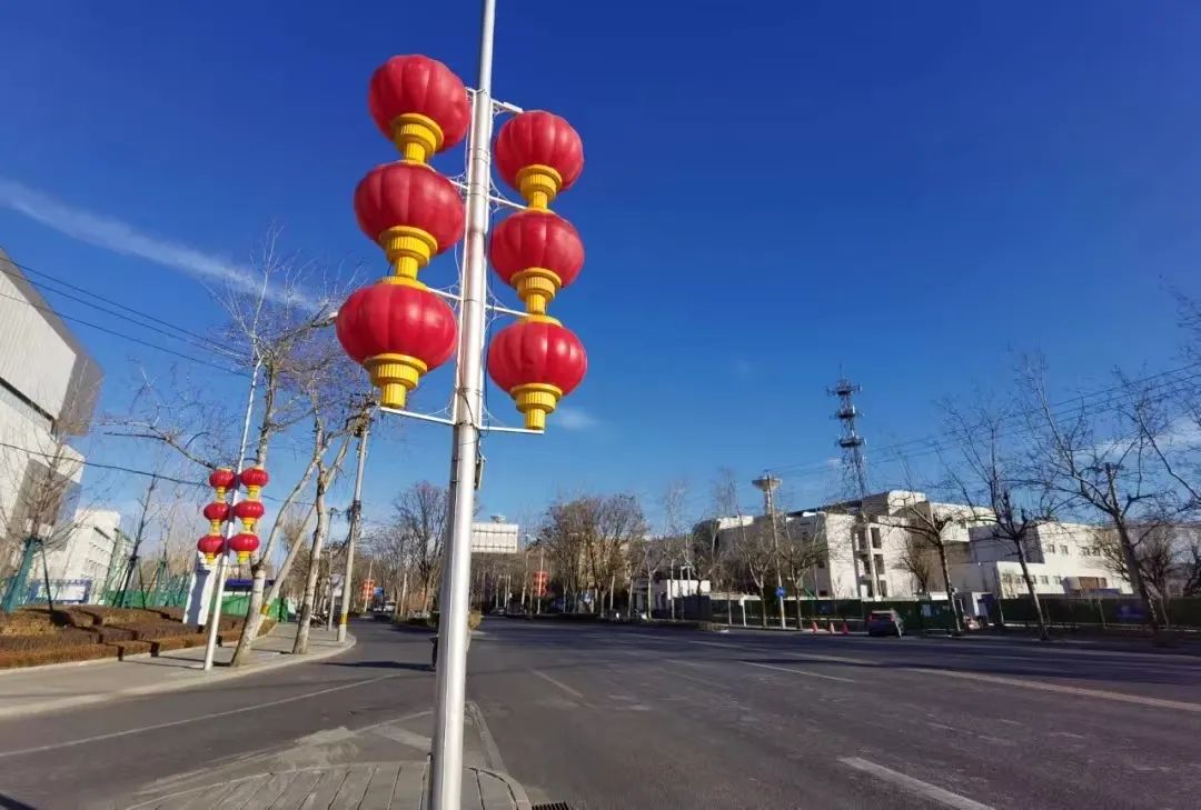 实拍海淀街头龙影随行