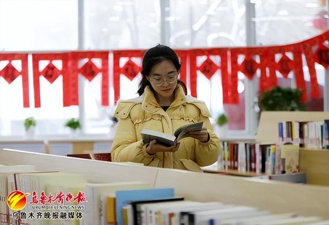 乌鲁木齐市图书馆内一位读者正在阅读.资料图片