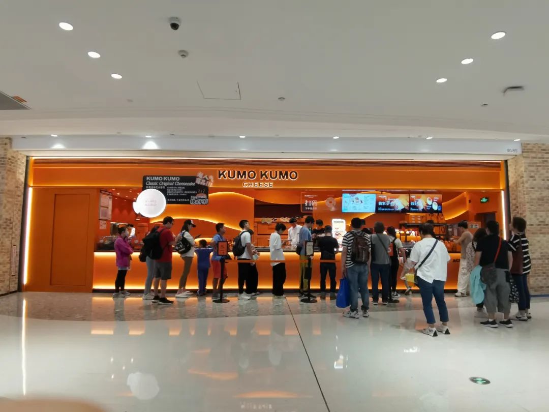 10月下旬工作日下午,深圳福田卓悦中心,在kumo kumo甜品店排队的消费