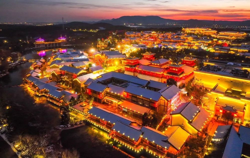 茅山脚下的江苏常州金坛东方盐湖城夜色(2023年12月22日摄,无人机照片