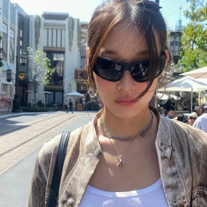 算是大美女级别,在爱豆界里也是靠前的…(文徐允)衣品也很有个人特色