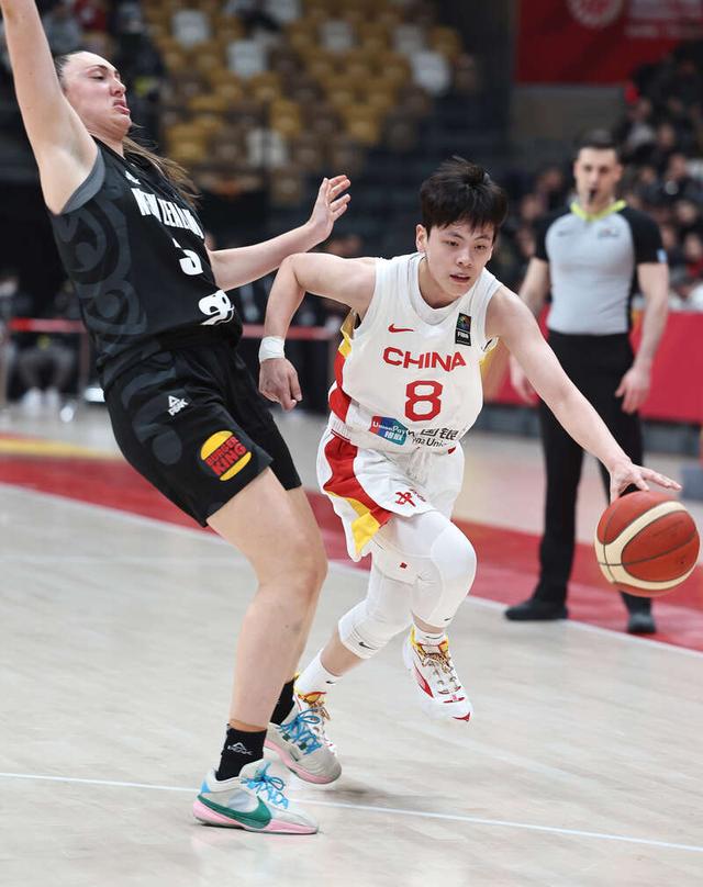 奥运会女篮资格赛中国队对阵新西兰队,中国女篮8号杨舒予(右)带球突破