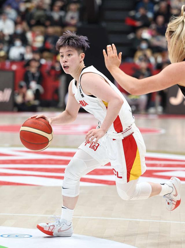 2024巴黎奥运会女篮资格赛中国队对阵新西兰队,中国女篮4号李缘带球