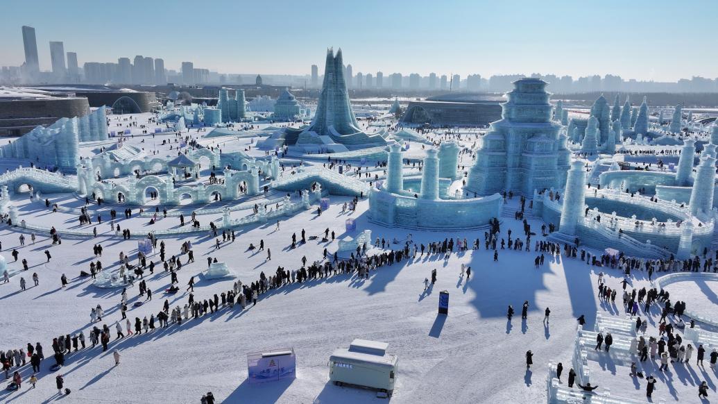 2023年12月31日,元旦假期,游人在哈尔滨冰雪大世界园区游玩打卡,园区