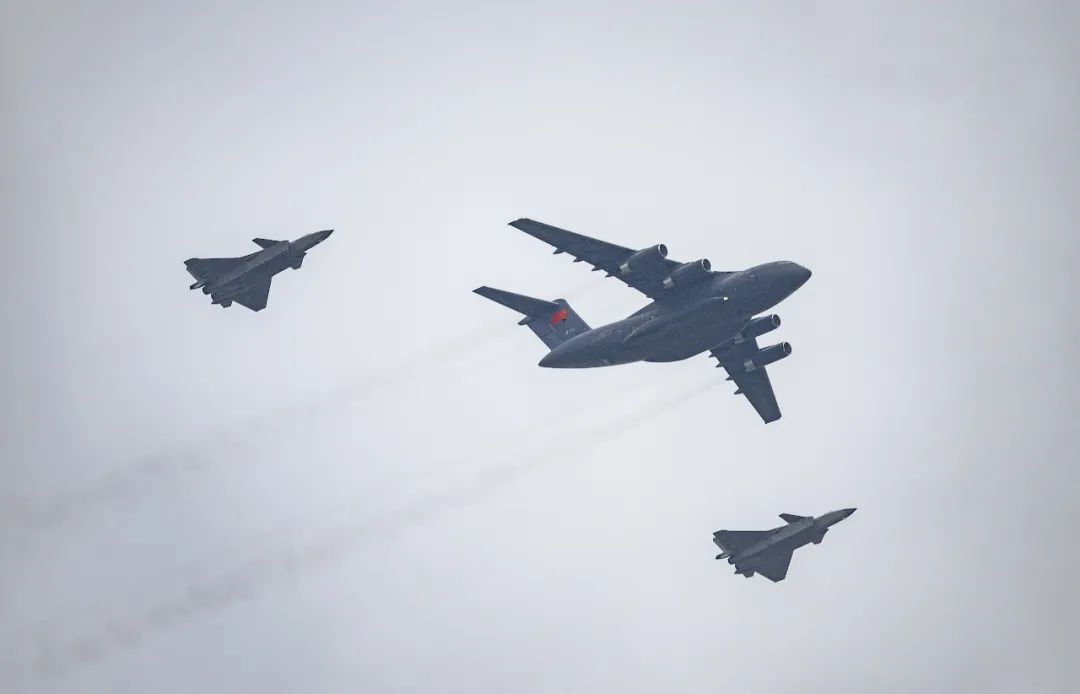 2023年11月23日,运-20专机抵达沈阳桃仙国际机场,两架歼-20战机护航