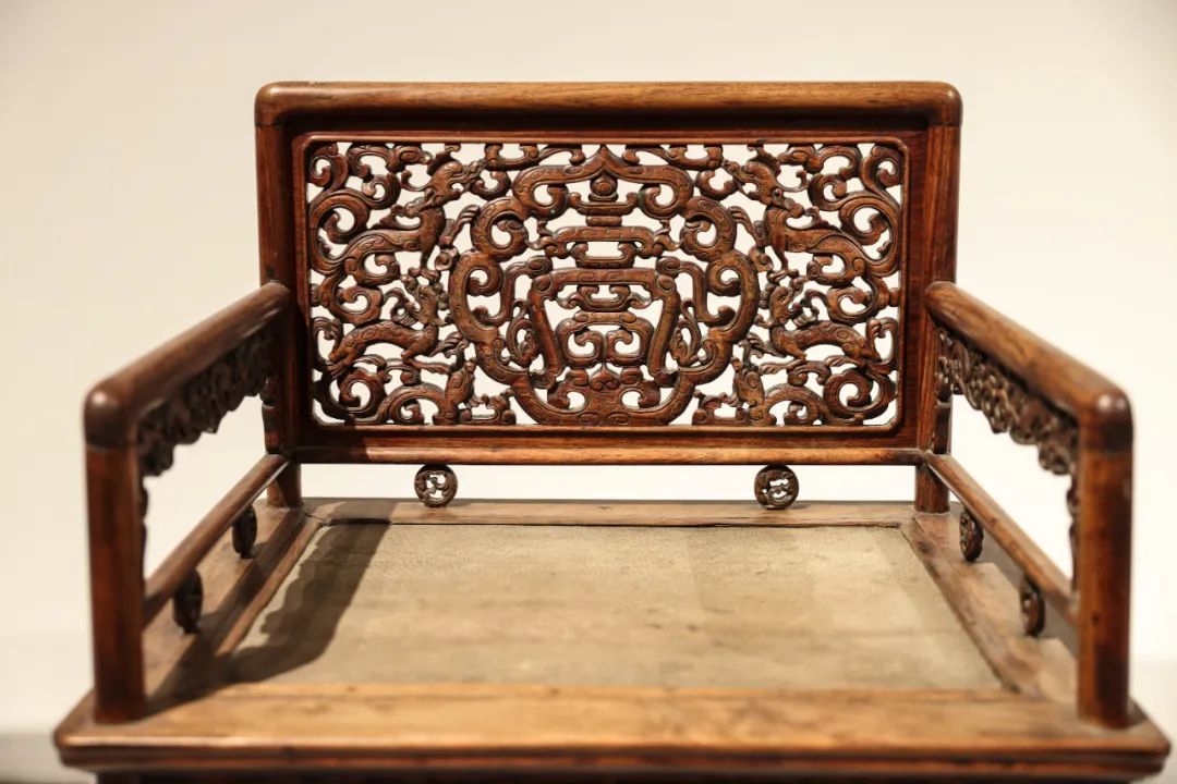 2024年1月30日,清华大学艺术博物馆家具展厅,清代黄花梨群龙捧寿纹