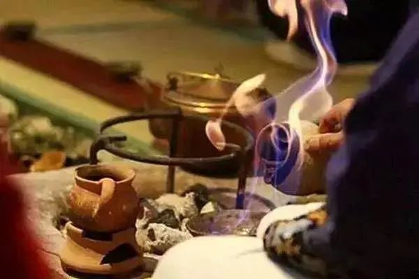 在纳西族聚居区,"龙虎斗"原名"阿吉勒烤".