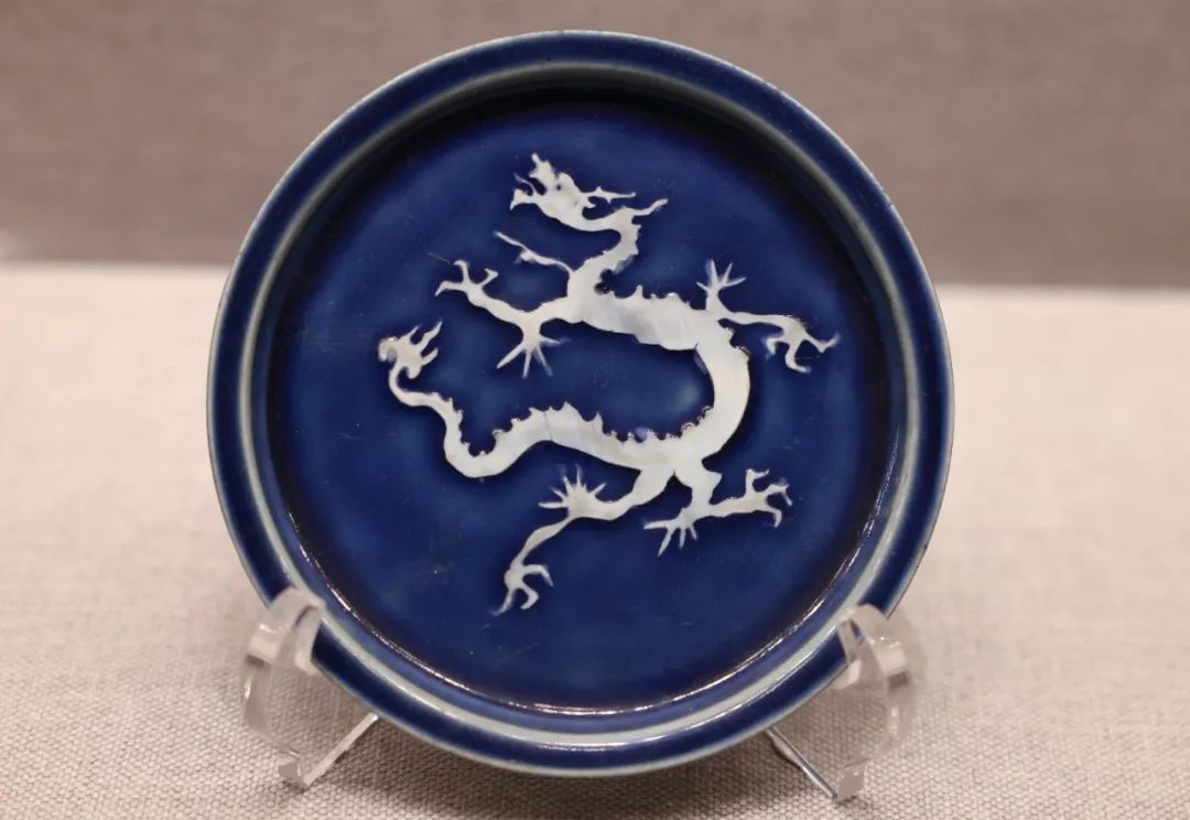 2024年1月28日,故宫博物院陶瓷馆,元代蓝釉白龙纹折沿盘.