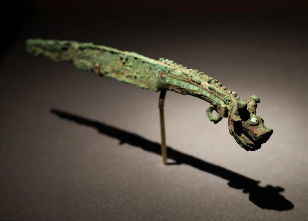 2024年1月10日,故宫午门正殿展厅,故宫博物院藏商代青铜龙首刀.