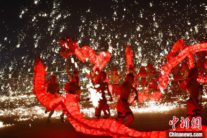 （新春走基层）打铁花舞火龙 成都天府国际会议中心除夕活动精彩纷呈