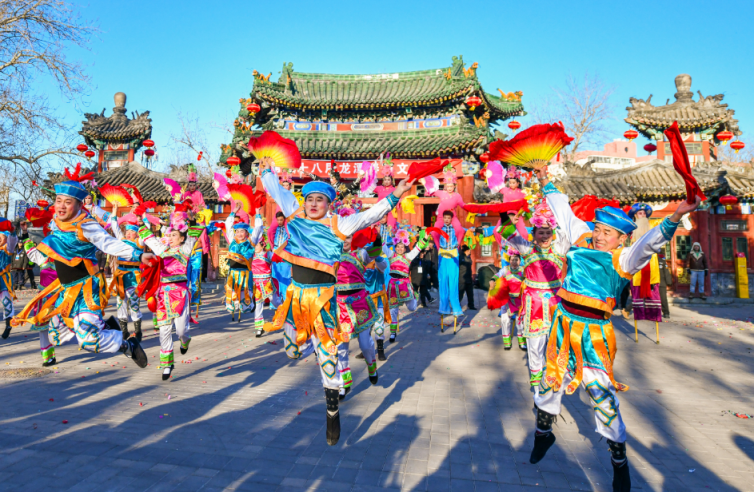 北京龙潭庙会时隔4年再开放,市民"上好闹钟来赶会"|北京市_新浪财经
