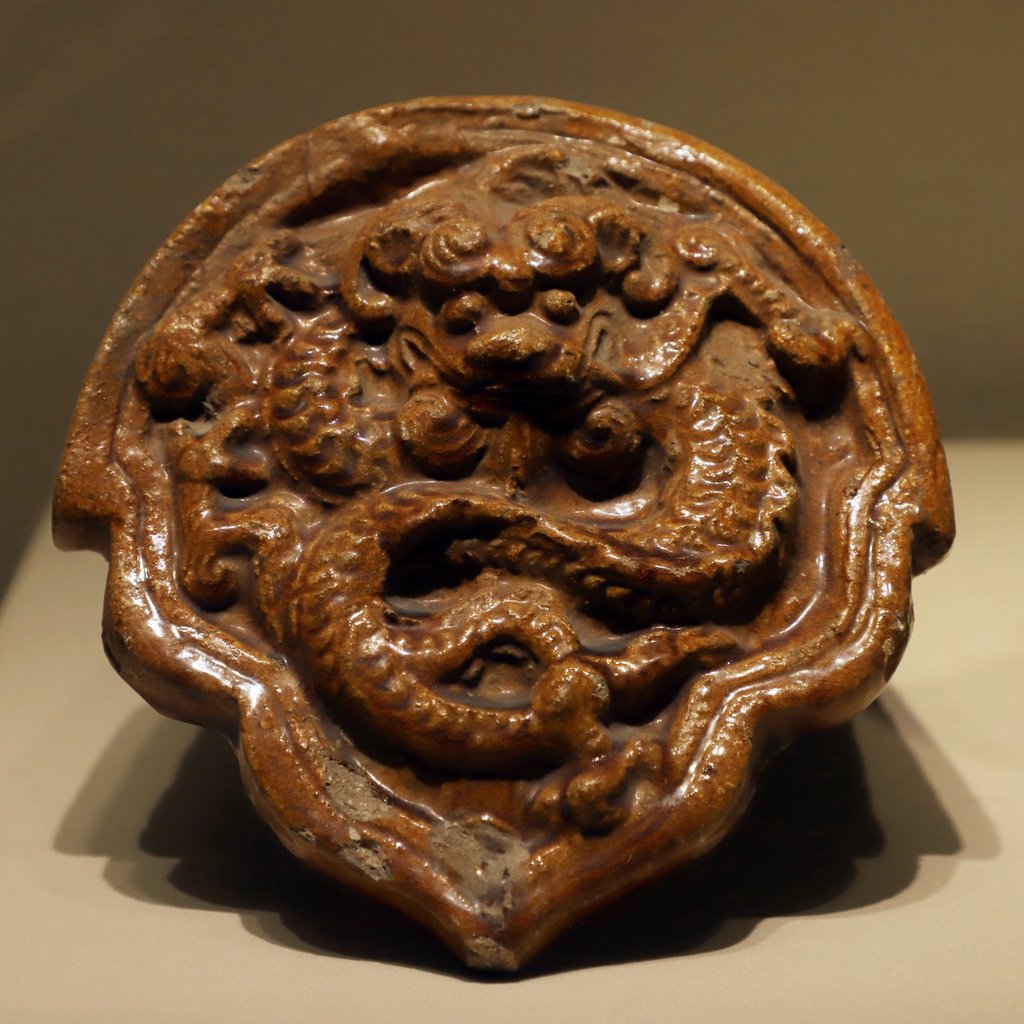 2024年1月24日,辽宁省沈阳市,鞍山市博物馆藏清代黄釉龙纹瓦当.