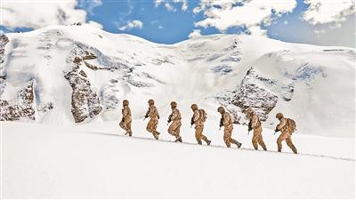 春节前夕,新疆军区某边防连官兵在边防线上巡逻执勤,确保边境地区安全