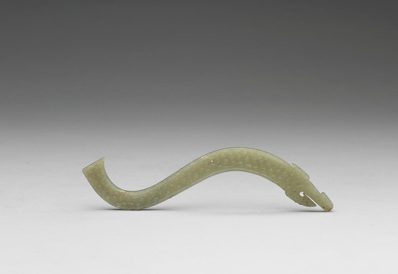 玉龙佩 战国中期,玉石器 台北故宫博物院藏