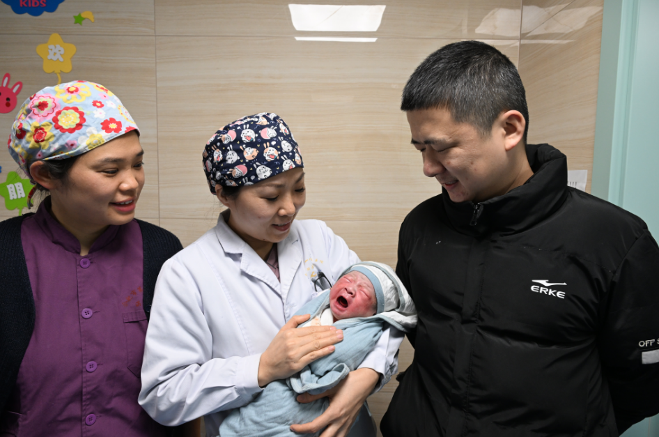 医生抱着新生"小龙人"