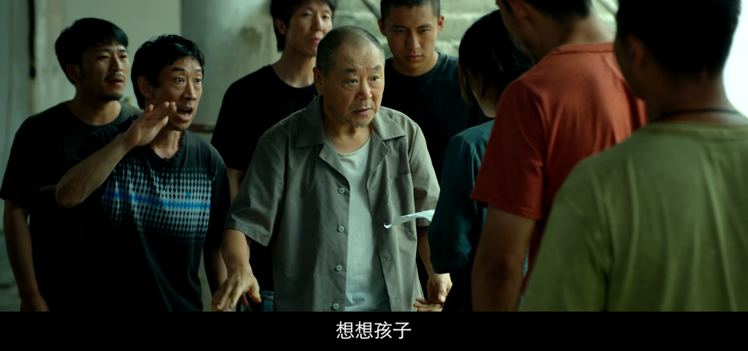 村霸父亲刘老爷子(范伟 饰)威逼利诱.