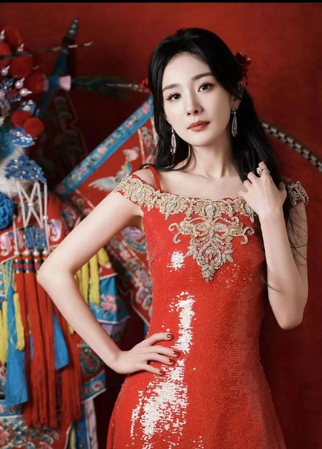 杨幂的春晚礼服将刺绣与珠片对冲