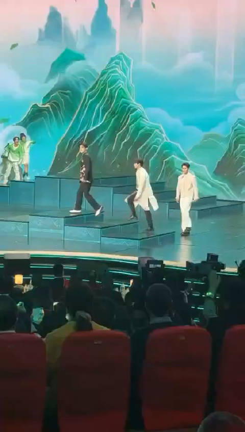 春晚《上春山》现场直拍来了,大家仔细看下三个人的走位……|春节联欢晚会|直拍|上春山_新浪新闻