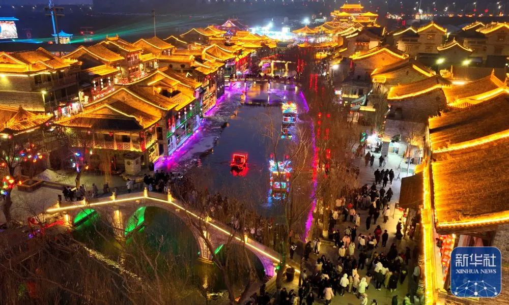 2月10日,游客在河北省石家庄市鹿泉区龙泉古镇参观游览(无人机照片).
