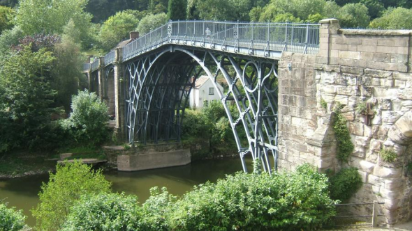 图2 建成于1779年的大铁桥(作者摄)