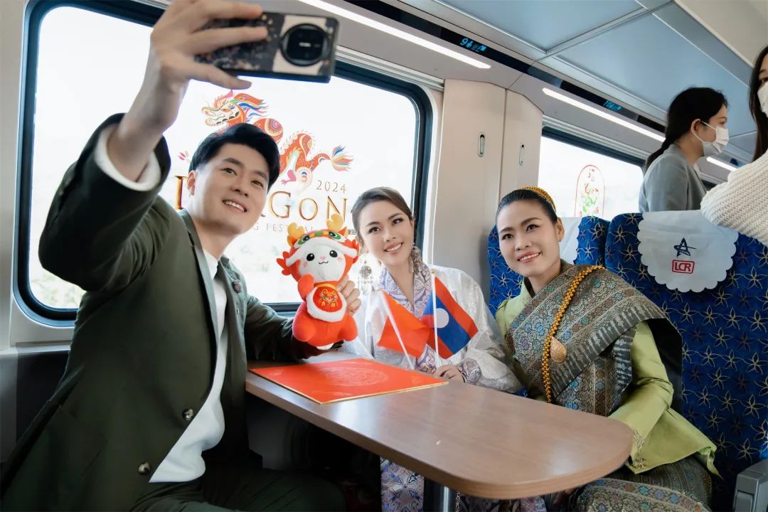 跨国铁路上的新年,好热闹!|老挝_新浪财经_新浪网
