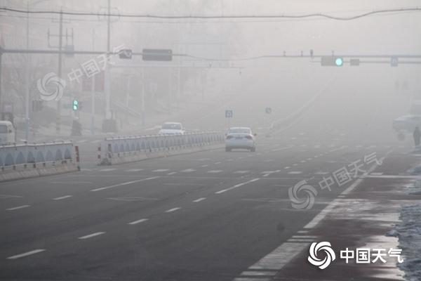 昨天早晨,山东威海雾气缭绕,能见度下降.(图/宋永强)