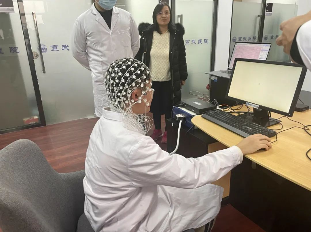 首都医科大学宣武医院类脑智能临床转化研究中心工作人员演示相关器械。