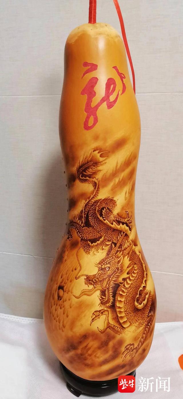 "冯勋栋对记者说,除了烙画,在葫芦上的表现形式还有漆画,彩绘,雕刻等.