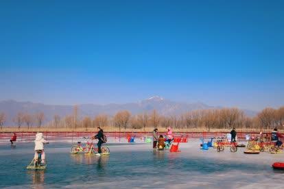 游客在野鸭湖冰上乐园畅玩 八达岭文旅集团供图